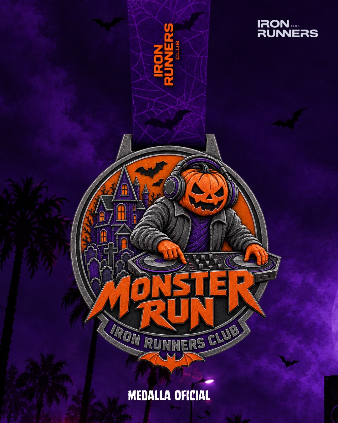 Medalla finisher de Monster Run: calabaza DJ frente a una casa embrujada